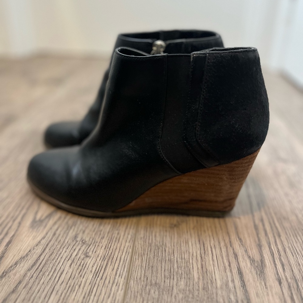Dr. Scholl’s cool fit black wedge bootie